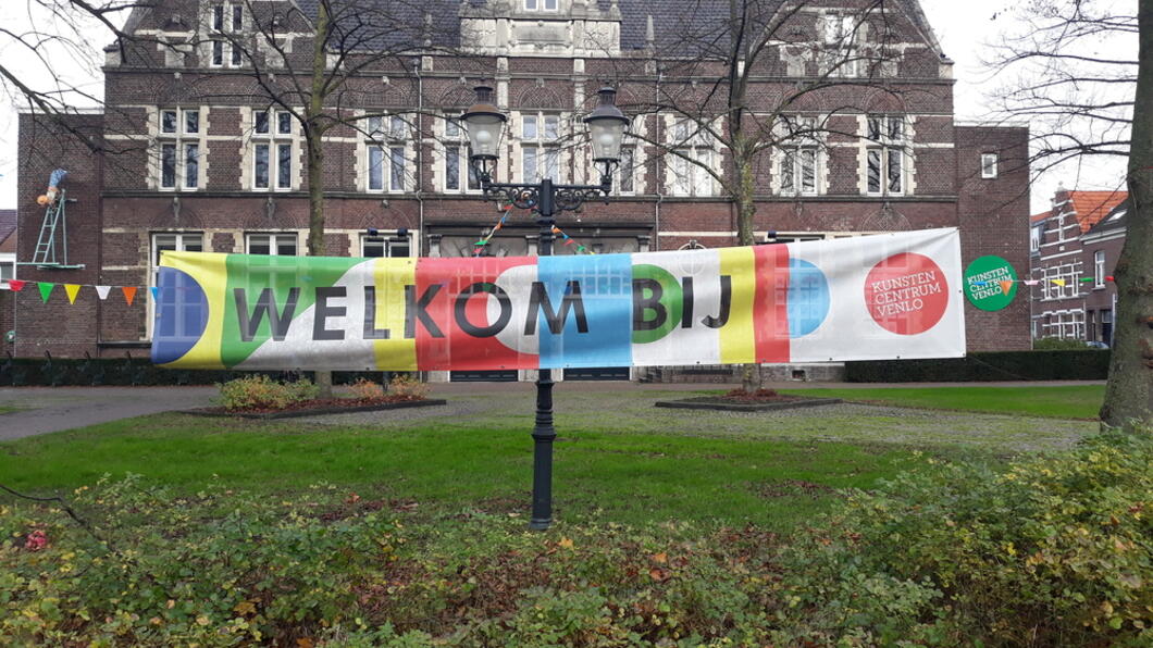 Kunstencentrum met welkomstbanner.