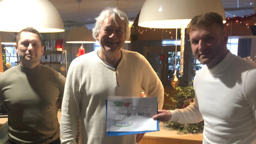Uitreiking cheque aan Stichting Barka