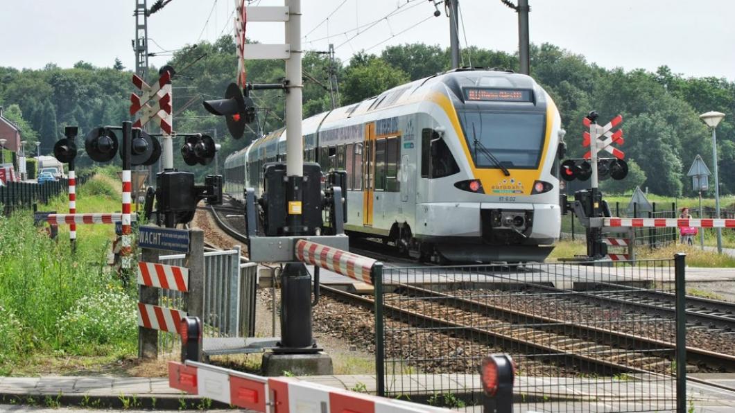 Venlo, 1 juli 2013. Internationale reizigerstrein van Eurobahn passeert de 2e overweg Vierpaardjes Venlo richting Kaldenkirchen.jpg