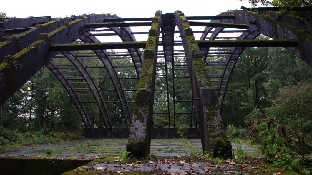 reste_rundbogenhangar_in_der_venloer_heide___2___by_delta2427-d6syrci.jpg