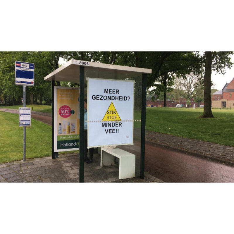 Poster Meer Gezondheid Minder Vee in bushokje