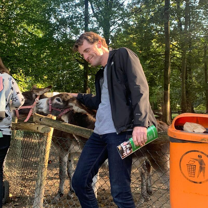 Wim Janssen bij ezeltje kinderboerderij Hagerhof