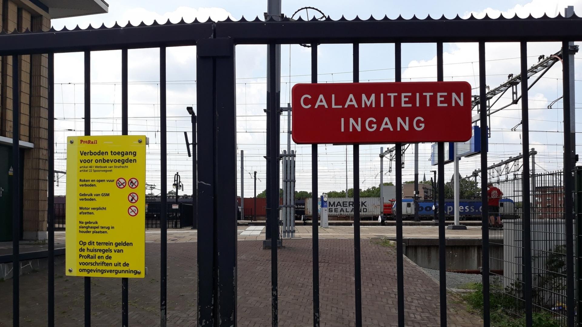 Calamiteiten-ingang bij station spoorwegen