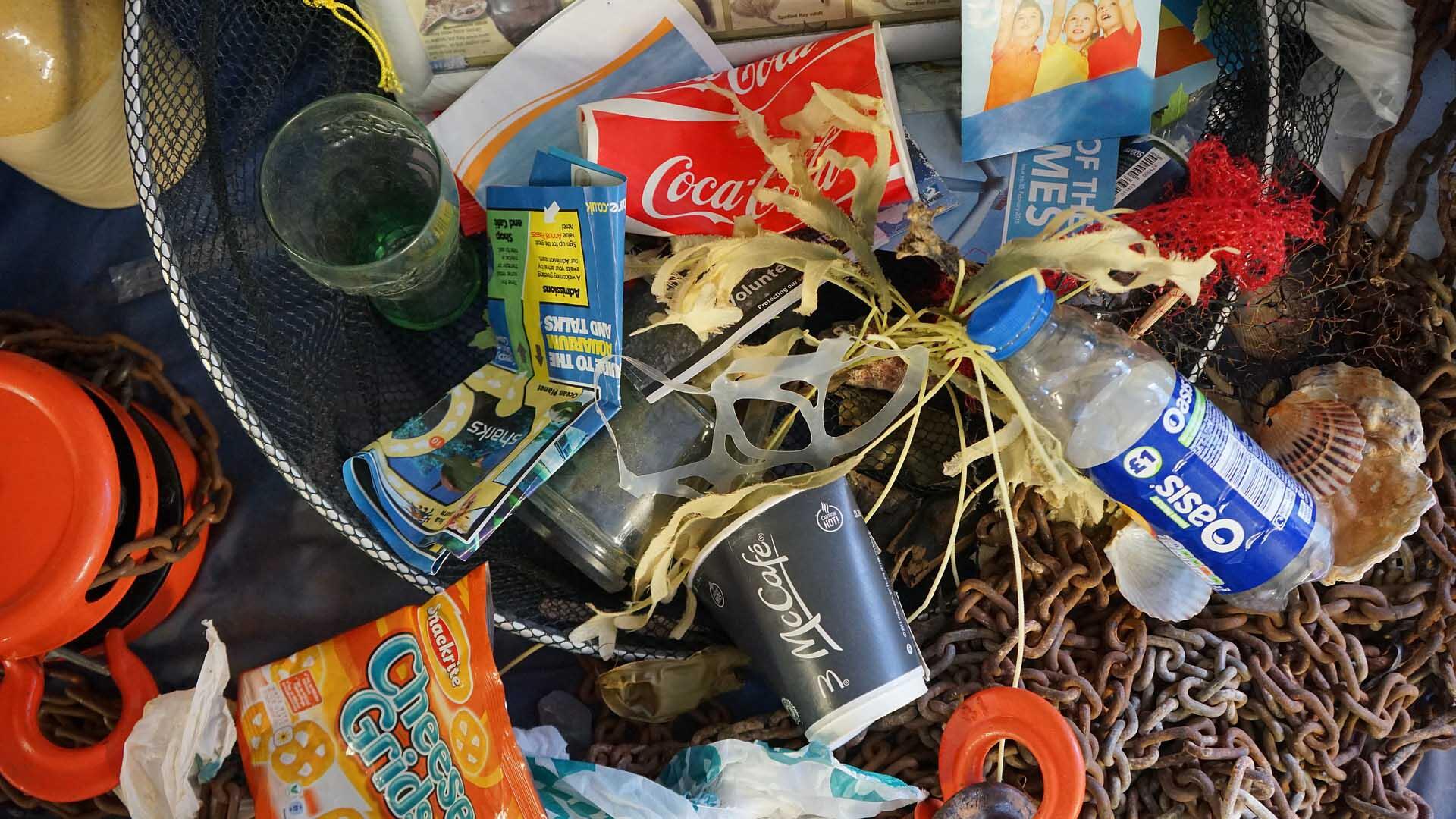 Plastic Soep, bekertjes, blikjes, troep